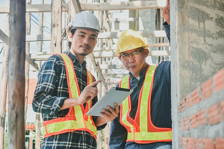 商业工的2名程在建筑地作建筑程检查员2人技术图片