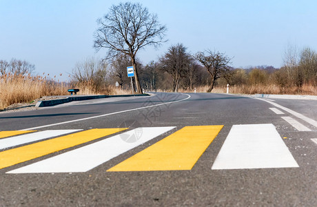 人行横道带沥青上的黄线和白沥青上的黄和白人行横道带走抽象的空图片