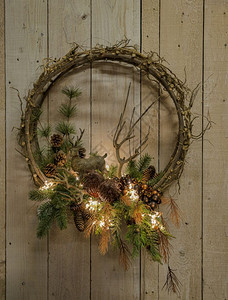 圣诞节装饰花圈圣诞树枝有松果灯和圣诞鹿装饰花圈的圣婴经典边界分支机构图片