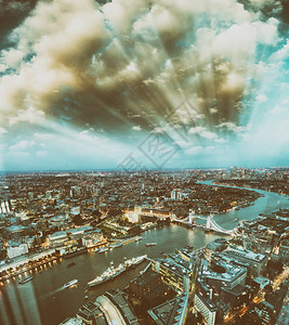 晚上在泰晤士河沿岸的塔桥和城市天际线空中观察伦敦联合王国塔桥和夜晚在泰晤士河沿线的城市天际建造历史英国的图片