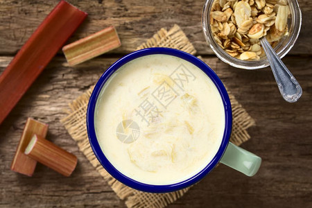 谷物食以自制燕麦和杏仁颗粒为侧有选择焦点集中关注Rhubarb和Yogurt滑水中的饮料并用自制的燕麦和杏仁面粉来刷新凝胶杯中的图片