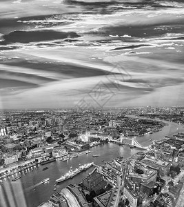 晚上在泰晤士河沿岸的塔桥和城市天际线空中观察伦敦联合王国塔桥和夜晚在泰晤士河沿线的城市天际英语的联合图片