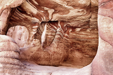 景观展示了约旦那部分地区沙石的美丽红岩纹状地质学家们在约旦北部的岩石中发现了一片美丽的红色岩石条纹干旱图片