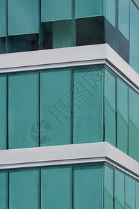 高的阳光垂直框架现代玻璃办公大楼内部绿色滚百叶窗的视角侧面图垂直框商业图片