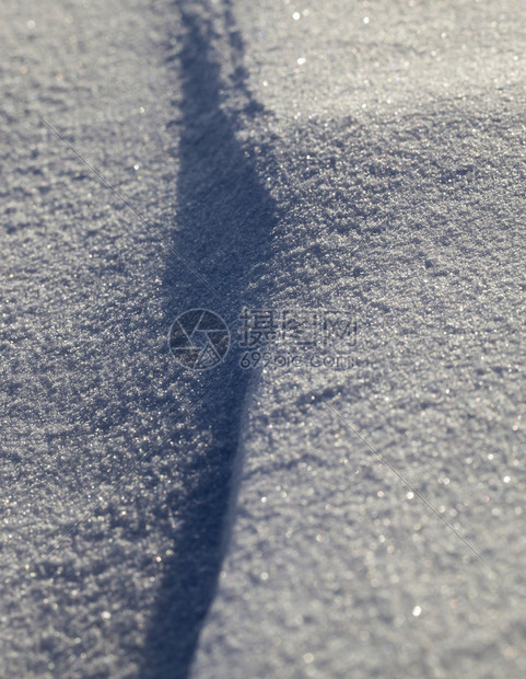 纯度结晶的粮食冬季雪流纹理的侧面风景阳光照亮的雪花和阴凉中图片