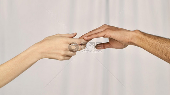 一对手握的情侣时髦友谊成人图片