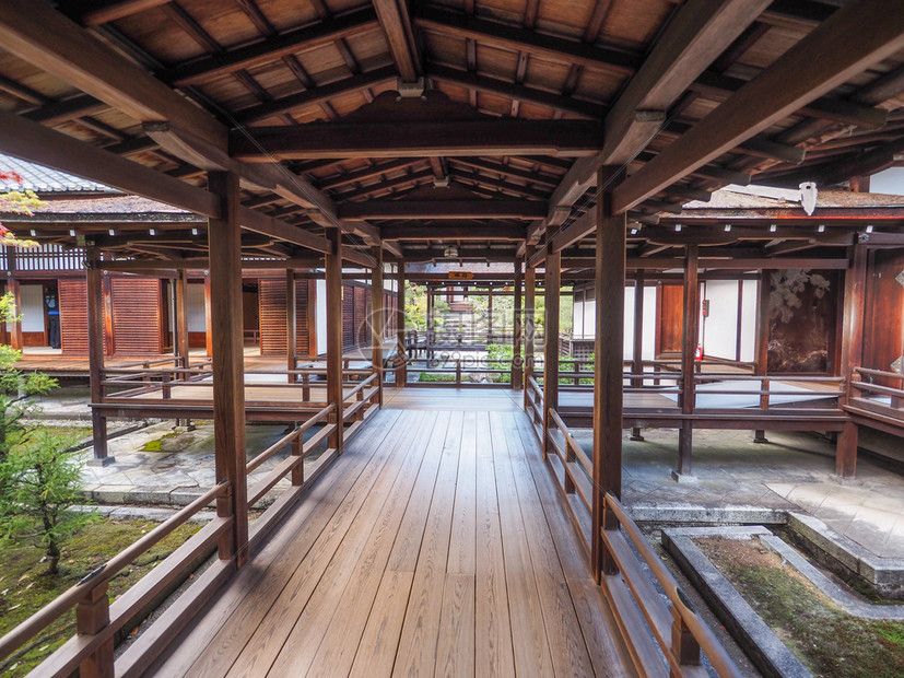 2017年4月9日京都尼南寺的木质走廊和尼农寺甲板美丽的建筑学入口图片