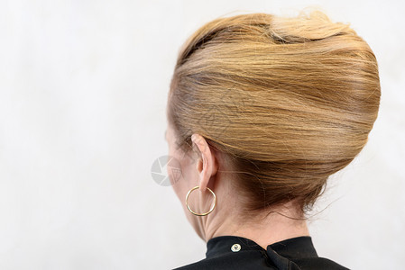 女人的头发在包里灰色背景在美发店造型师灰色的顾客图片