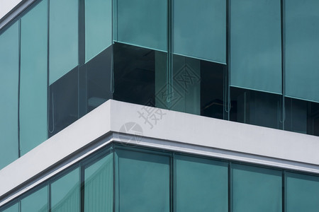 卷现代玻璃办公大楼内绿色滚百叶窗商业外部的图片