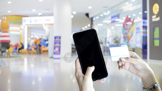 人们商业卡片在线使用智能电话和信卡购物的女亚洲人Asiian图片