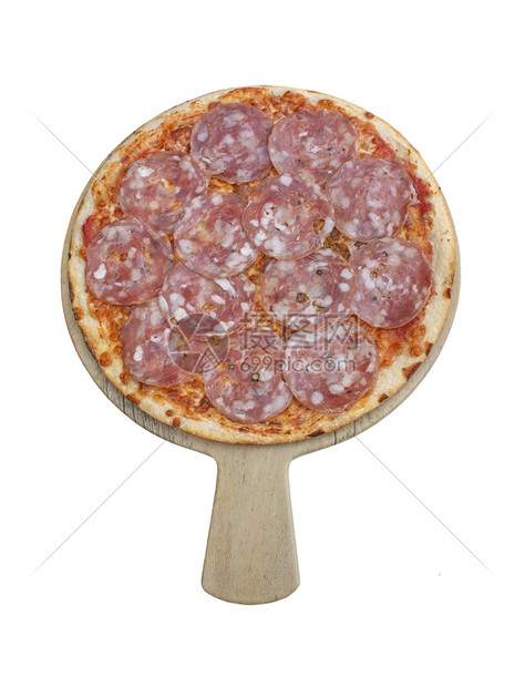 木板上配有香肠的比萨饼由生锈风格的比萨饼制成木板上涂有腊肠平坦的躺着底锅图片