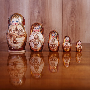 套娃棕色木制桌子上的五个娃和一木制背景的纹理苏联嵌套背景图片