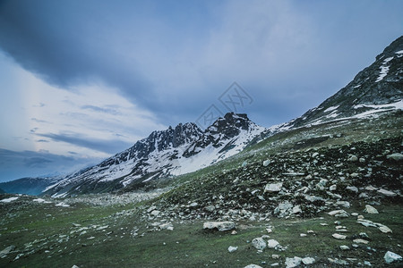 穆迪冒险加拿大人岩石山脉的空中视图图片