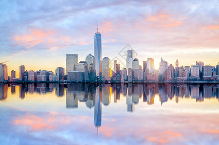 渡船金融的曼哈顿天际日落纽约市海滨图片