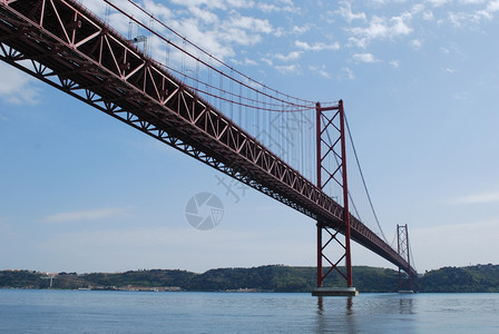LisbonBridge4月25日葡萄牙旧萨拉扎桥结构体交通叉图片