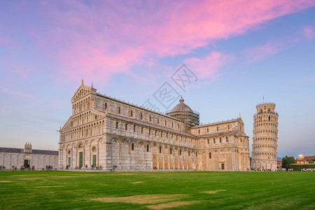 在意大利比萨的阳光明媚日子里皮萨大教堂和落叶塔正方形著名的托斯卡纳图片