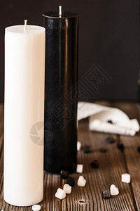 细节木本底的黑白大蜡烛礼物蜡烛在木头背景上在黑色的传统图片