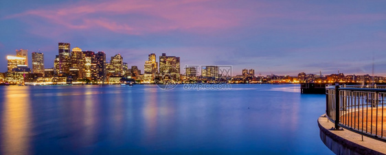 联合的海滨美国马萨诸塞州波士顿港天际和金融区日落时地标图片