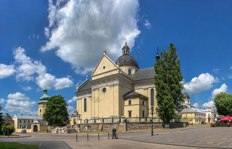 城堡天欧洲乌克兰利沃夫地区Zhovkva市场广圣劳伦斯教堂日落的阳光明媚乌克兰佐夫瓦圣劳伦斯夏日教堂图片