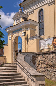 一种夏天宗教乌克兰利沃夫地区Zhovkva市场广圣劳伦斯教堂日落的阳光明媚乌克兰佐夫瓦圣劳伦斯夏日教堂图片