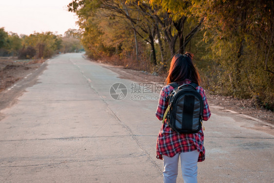 带背在沥青路农村地区行走的女旅妇现代的游客白种人图片