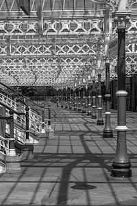 单色梁在Tynemouth车站黑白两色的木质图案及其影子模式有趣黑色的图片