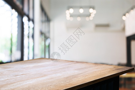 产品食物咖啡厅或工作场所背景模糊不清的咖啡店面前空木板桌正面图片