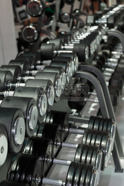 肌肉盘子重的Gym量适设备中的黑色和钢铁哑钟图片