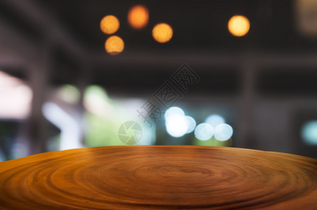 明亮的咖啡厅或工作场所背景模糊的咖啡店面前空木板桌复古广告图片