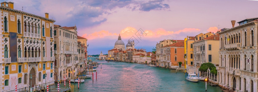 浪漫的城市在意大利威尼斯的运河圣玛丽亚德拉萨卢特巴西利卡在黄昏时的背景中欧洲图片