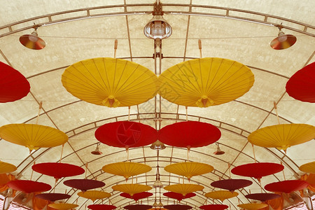 用来装饰屋顶的雨伞看起来很漂亮真颜色丰富多彩的五缤纷图片