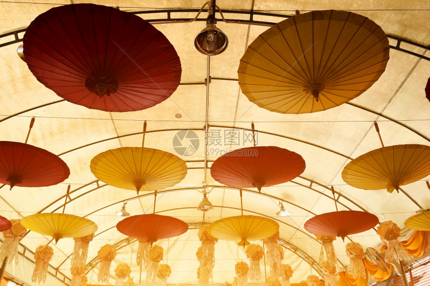 绞刑佛教徒用来装饰屋顶的雨伞看起来很漂亮真节日图片