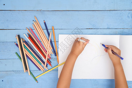 儿童用彩色铅笔绘画图片