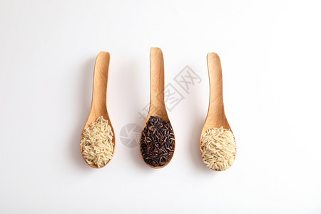 健康小麦乡村有机生棕褐大米和近距离在勺子上煮饭的稻草图片