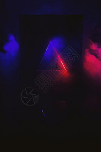 玩夜晚透过三角形和反射的照明烟雾抽象的图片