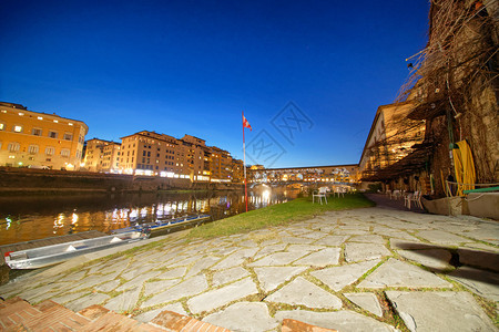 黄昏意大利欧洲的晚上佛罗伦萨隆加尼与阿诺河反射和浮地上的瓷砖图片
