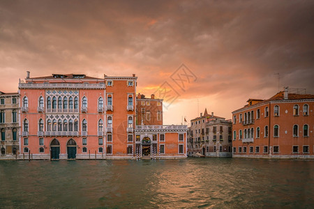 大运河在意利威尼斯的黄昏玛丽亚美的老图片