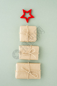 丝带自然时髦的圣诞树用礼物盒和弓纸制成的圣诞树图片