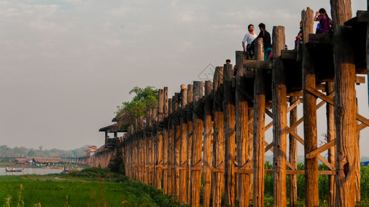 亚洲人UinBeinBridge缅甸阿马拉普缅甸世界上最长的木桥传统阿拉普图片