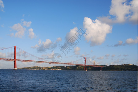 铁四月葡萄牙里斯本旧萨拉扎桥的景象暂停图片