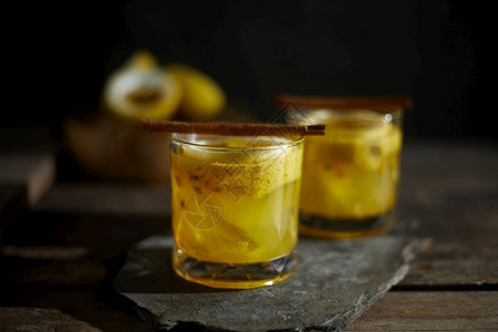 柠檬汽水甜的热带鸡尾酒和激情果热图片
