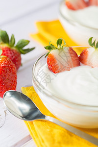 清楚的喝普通酸奶加美味新鲜草莓食物图片