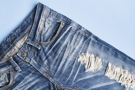 线程潮人裙子牛仔裤的洞和线条被撕碎破的蓝色牛仔裤纹身背景缝合图片