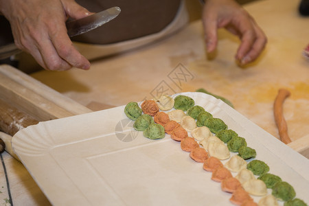 美食物生的不同颜色自制意大利面Orecchiette的制备不同颜色的自制意大利面Orecchiette图片