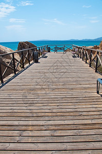 绿松石长椅在西班牙马洛卡岛由绿宝石海洋主持的一个阳光明媚夏季日在松绿海洋举行的宝石海洋会议岩图片