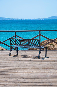 长椅在西班牙马洛卡岛由绿宝石海洋主持的一个阳光明媚夏季日在松绿海洋举行的宝石海洋会议蓝色的船图片