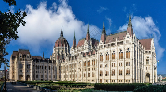 匈牙利布达佩斯1802匈牙利布达佩斯堤岸上的议会大厦在阳光明媚的夏日早晨匈牙利布达佩斯议会大厦建筑学假期正面图片