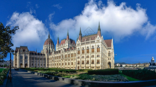 全景假期匈牙利布达佩斯1802匈牙利布达佩斯堤岸上的议会大厦在阳光明媚的夏日早晨匈牙利布达佩斯议会大厦旅游图片