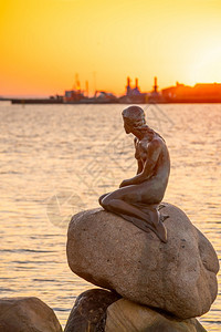 市中心地标2018年5月4日丹麦哥本哈根的EdvardEriksen雕像小美人鱼107岁雕像纪念碑图片