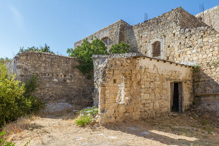 位于Limassol区Lofou传统山村Lofou的老旧建筑塞浦路斯在Lofou的废墟正舒适地与翻修后的建筑一起坐着物城市的图片